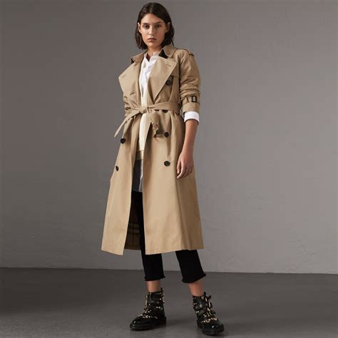 how to wear Burberry trench